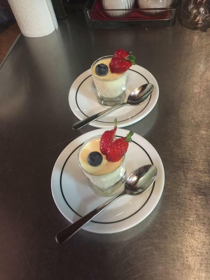 מלון לנדשט Weinstube Heigl Restaurante Pizzeria Puccini מראה חיצוני תמונה